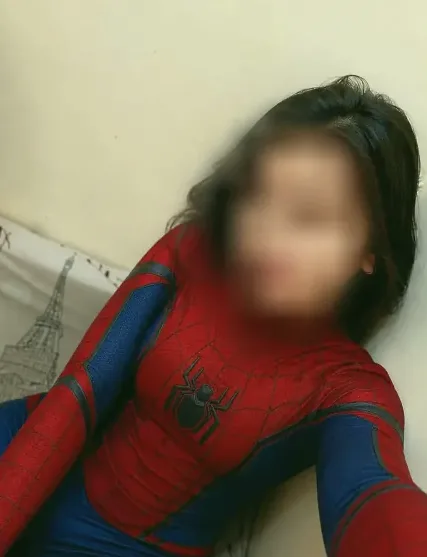 Elli, 25