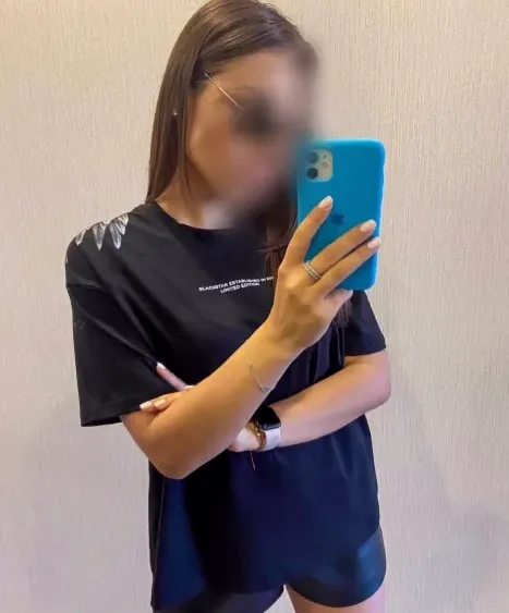 Laura, 27
